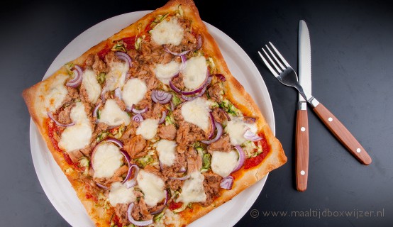 Gerecht met pizza met tonijn en mozzarella
