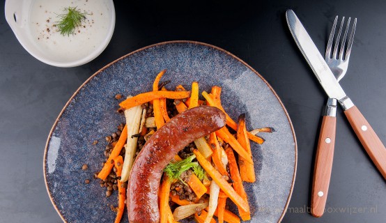 Gerecht met saucijsjes en linzen uit de oven