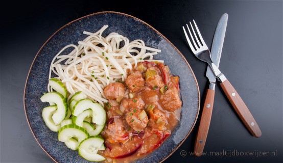 Gerecht met vegan gehaktballetjes in de pruimensaus